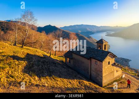 Aus der Vogelperspektive eines Sonnenuntergangs auf dem Comer See in der Kirche San Girolamo auf der Alpe Camaggiore. Vendrogno, Bellano, Provinz Lecco, Lombardei, Italien, Europa. Stockfoto