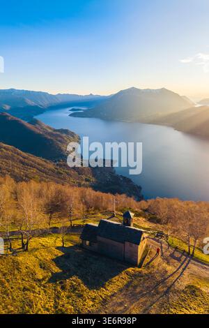 Aus der Vogelperspektive eines Sonnenuntergangs auf dem Comer See in der Kirche San Girolamo auf der Alpe Camaggiore. Vendrogno, Bellano, Provinz Lecco, Lombardei, Italien, Europa. Stockfoto