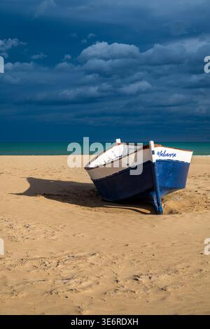 Kleines Angelruderboot am Strand, Playa de la Malvarrosa, Valencia, Valencia, Valencia, Valencia, Spanien Stockfoto