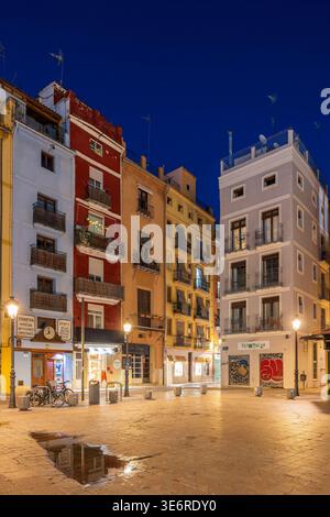 Malerischer Nachtanblick auf einen kleinen Platz in der Altstadt, Valencia, Valencianische Gemeinde, Spanien Stockfoto