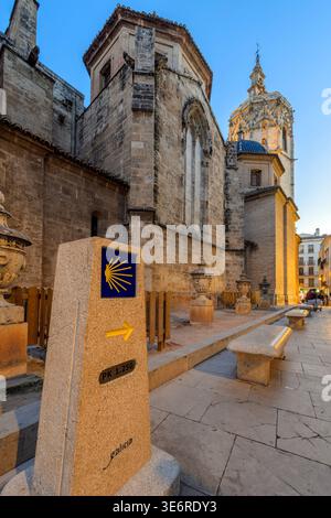 Meilenstein auf dem Jakobsweg oder dem Jakobsweg neben der Kathedrale, Valencia, Valencia, Valencia, Spanien Stockfoto
