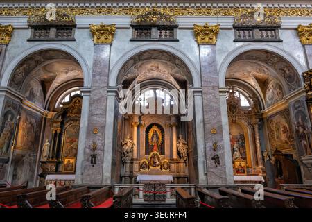 Kathedrale von Ljubljana - Kirche St. Nikolaus im Inneren, Seitenansicht vom Kirchenschiff mit Kapelle St. Georg (in der Mitte) in Ljubljana, Slowenien. Stockfoto