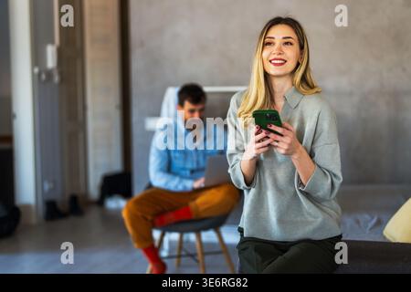 Verbinden Sie die Balance zwischen Fernarbeit und digitaler Kommunikation zu Hause, was freiberuflich und produktiv ist Stockfoto