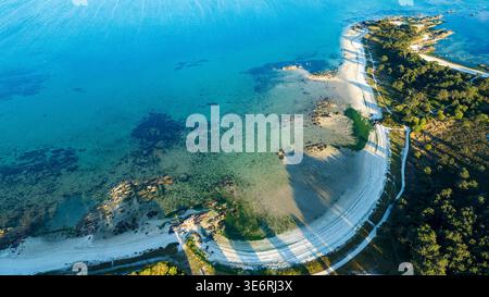 Atemberaubende Sicht von oben nach unten auf Eine Illa de Arousa. Das Bild zeigt kristallklares smaragdgrüner Wasser, das vor einer zerklüfteten Küste in weiß fließt Stockfoto