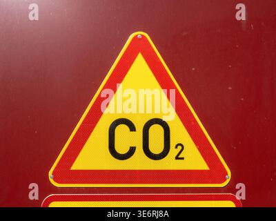 Dreieckiges Symbol für co2-Verkehrszeichen für Umwelt, Emissionen, Luftverschmutzung Stockfoto