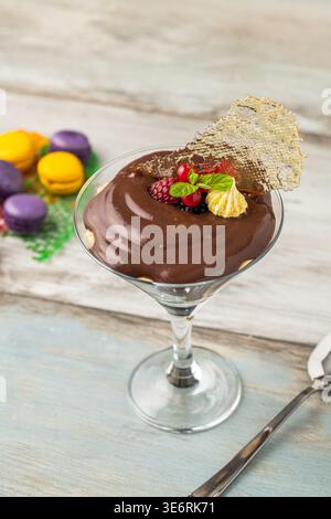 Schokoladen-Mousse-Dessert mit Obst und dekorativer Beilage Stockfoto