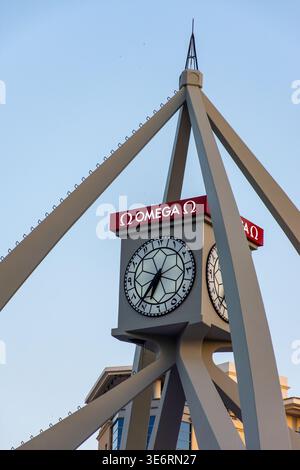 Berühmtes Wahrzeichen der Deira Uhrenturm mit arabischen Ziffern und Omega-Zeichen in Dubai, Vereinigte Arabische Emirate. Stockfoto