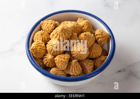 Traditionelle türkische Talkan-Kekse mit geröstetem Kichererbsenmehl in einer weißen Schüssel Stockfoto