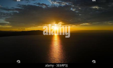 Blick aus der Vogelperspektive auf den wunderschönen Sonnenuntergang am Lake Toba Stockfoto