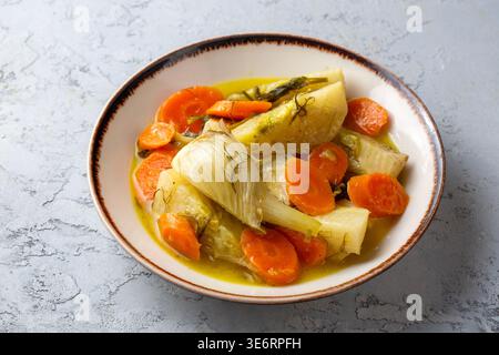 Traditioneller türkischer geschmorter Fenchel mit Karotten und Olivenöl serviert Stockfoto