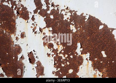 Nahaufnahme der lackierten Metalloberfläche. Abblätternde Farbe Stockfoto