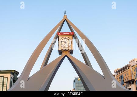 Berühmtes Wahrzeichen der Deira Uhrenturm mit arabischen Ziffern und Omega-Zeichen in Dubai, Vereinigte Arabische Emirate. Stockfoto