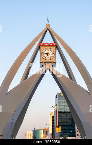 Berühmtes Wahrzeichen der Deira Uhrenturm mit arabischen Ziffern und Omega-Zeichen in Dubai, Vereinigte Arabische Emirate. Stockfoto