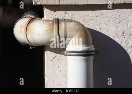 Eine Nahaufnahme eines Kunststoffabflussrohrs an einer Wand Stockfoto