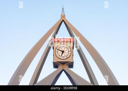 Berühmtes Wahrzeichen der Deira Uhrenturm mit arabischen Ziffern und Omega-Zeichen in Dubai, Vereinigte Arabische Emirate. Stockfoto
