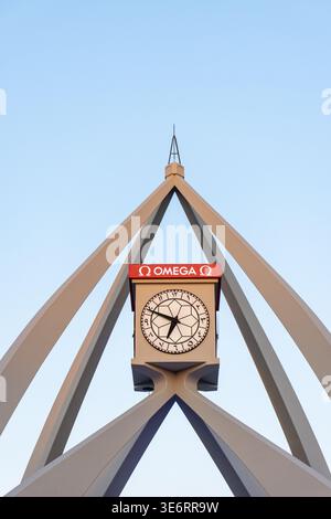 Berühmtes Wahrzeichen der Deira Uhrenturm mit arabischen Ziffern und Omega-Zeichen in Dubai, Vereinigte Arabische Emirate. Stockfoto