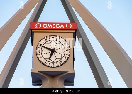 Nahaufnahme des berühmten Wahrzeichens des Deira Uhrturms mit arabischen Zahlen und Omega-Zeichen in Dubai, Vereinigte Arabische Emirate. Stockfoto
