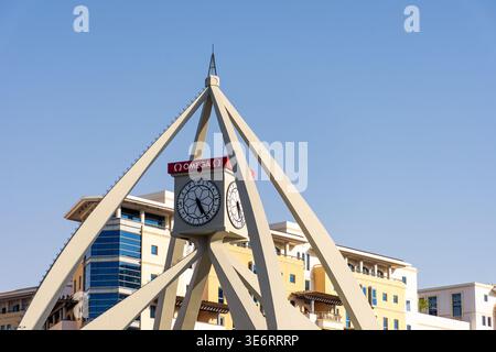 Berühmtes Wahrzeichen der Deira Uhrenturm mit arabischen Ziffern und Omega-Zeichen in Dubai, Vereinigte Arabische Emirate. Stockfoto