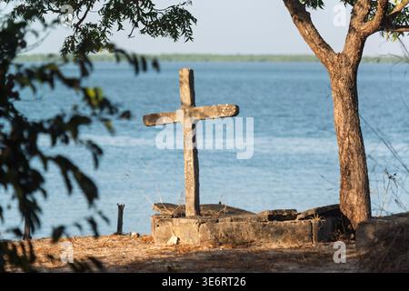 Altes vernachlässigtes christliches Grab am Ufer des Casamance River in der Nähe von Pointe Saint Georges, Casamance, Senegal. Stockfoto