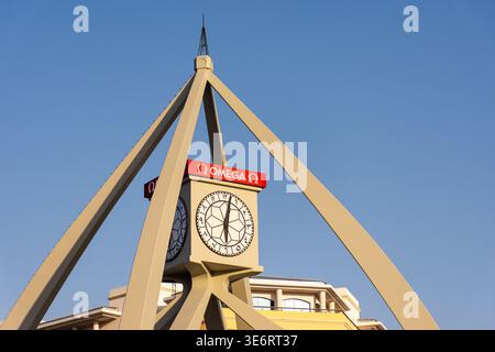 Berühmtes Wahrzeichen der Deira Uhrenturm mit arabischen Ziffern und Omega-Zeichen in Dubai, Vereinigte Arabische Emirate. Stockfoto