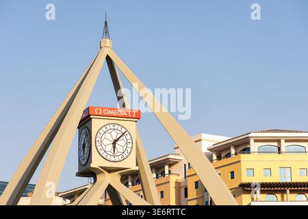 Nahaufnahme des berühmten Wahrzeichens des Deira-Uhrturms mit arabischen Zahlen und Omega-Zeichen in Dubai, VAE. Stockfoto