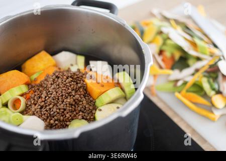Hausgemachte Gemüsesuppe mit Linsen, Kürbis, Zucchini, Lauch und Wurzelgemüse in einem Topf. Stockfoto
