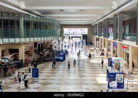 Weitwinkelblick auf die moderne und geräumige Lobby im Dubai World Trade Centre mit Spaziergängen, Dubai, Vereinigte Arabische Emirate. Stockfoto