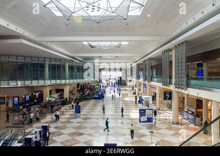 Weitwinkelblick auf die moderne und geräumige Lobby im Dubai World Trade Centre mit Spaziergängen, Dubai, Vereinigte Arabische Emirate. Stockfoto