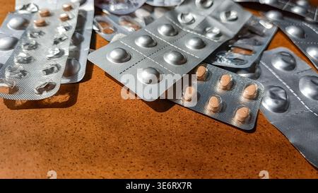 Blisterpackungen für gebrauchte Medizin auf Holztisch mit Kopierraum Stockfoto