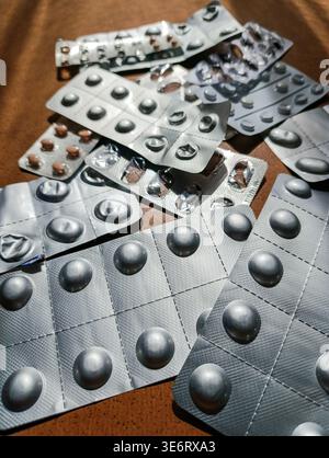 Perspektivische Darstellung gebrauchter Pillenblasen auf hölzernem Untergrund Stockfoto