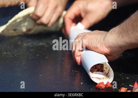 Verpackung von adana-Kebap, das aus gehacktem Lammfleisch auf Spießen besteht. Gegrilltes Lammhack Stockfoto