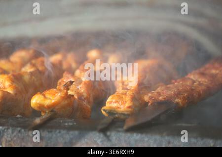 Gegrilltes Huhn und adana-Kebap auf dem Grill Stockfoto