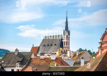 Im Sommer steht die Veitskirche über den Dächern von Cesky Krumlov. Diese Stadt ist bekannt für ihre historischen Gebäude und den Status des UNESCO-Weltkulturerbes. Stockfoto