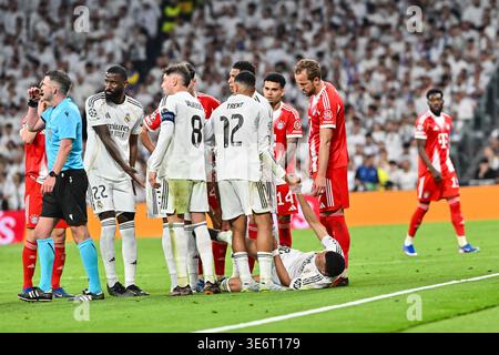 MADRID, SPANIEN - 07. APRIL: Antonio RUEDIGER (Real Madrid 22), Frederico VALVERDE (Real Madird 8), Trent ALEXANDER-ARNOLD (Real Madrid 12), Jude BELLINGHAM (Real Madrid 5), Kylian MBAPPE (Real Madrid 10), Luis DIAZ (FC Bayern München 14) und Harry KANE (FC Bayern München 9) während des UEFA Champions League-Spiels zwischen Real Madrid und FC Bayern München im Viertelfinale im Estadio Santiago Bernabeu Stockfoto