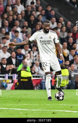 MADRID, SPANIEN - 07. APRIL: Mit Ball Antonio RUEDIGER (Real Madrid 22) beim UEFA Champions League-Spiel zwischen Real Madrid und FC Bayern München im Viertelfinale bei Estadio Santiago Bernabeu Stockfoto