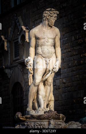 Ein detaillierter Blick auf die Neptun-Statue in Florenz, Italien. Die Marmorskulptur steht auf der Piazza della Signoria und zeigt Handwerkskunst der Renaissance, mythologischen Symbolismus und historische künstlerische Schönheit. Stockfoto