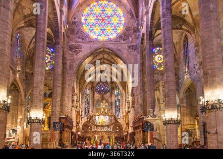 Innenraum in der Kathedrale von Palma mit dem berühmten Rosenfenster Stockfoto