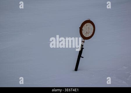 Verbotsschild für den Zugriff durch Schnee in einem unsichtbaren Straße unter Wasser Stockfoto