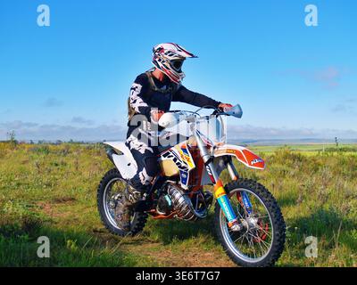 Geländegängige Enduro-Motorradfahrer fahren mit einem KTM-Dirt-Bike durch Waldwege und schlammiges Gelände in Jeffreys Bay. Südafrika Stockfoto