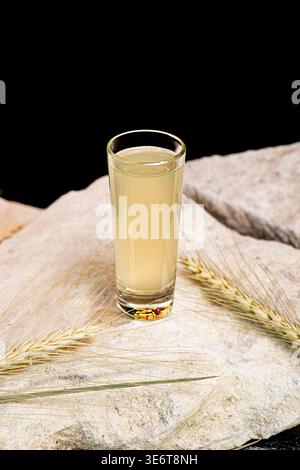 Schuss oder gelbes alkoholisches Getränk isoliert auf schwarzem Hintergrund. Stockfoto