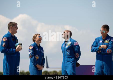 Die Ankunft der Artemis II-Astronauten in der Launch and Landing Facility im Kennedy Space Center der NASA in Florida am Freitag, den 27. März 2026. Die Besatzungsmitglieder werden im Neil A. Armstrong Operations and Checkout Building unter Quarantäne stellen und die letzten Operationen vor dem Start durchführen. Der Artemis-II-Testflug wird Artemis II-Komander, Reid Wiseman, Pilot Victor Glover und Mission Specialist Christina Koch von der NASA und Mission Specialist Jeremy Hansen von der CSA (Canadian Space Agency) um den Mond und zurück zur Erde vom Launch Complex 39B in der NASA Kennedy führen. (Von links nach rechts, Jeremy Hansen, C Stockfoto