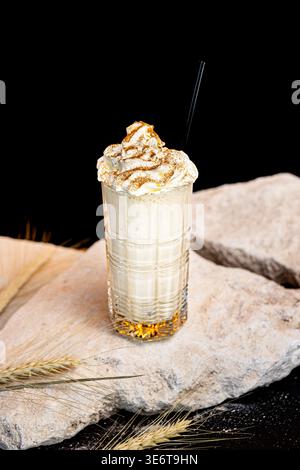 aperol Cocktail Bild eines sehr schönen Glases geeignet für einen solchen Milchshake, auf einem sehr attraktiven Design mit weißem und teurem Stein mit Stockfoto