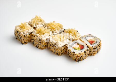 Sechs Sushi-Brötchen, bedeckt mit gemischten schwarzen und weißen Sesamsamen, garniert mit Sahnesauce und geriebenem Käse, mit Lachs- und Tomatenfüllung, ein Showin Stockfoto