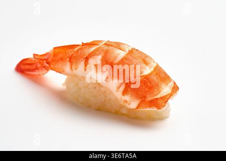Single ebi Shrimps Nigiri Sushi mit gekochten Tigergarnelen und weißem Sushi-Reis, isoliert auf weißem Hintergrund. Traditionelles japanisches Küchenkonzept, Studi Stockfoto