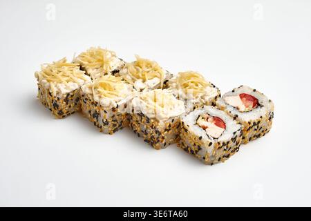 Sushi-Brötchen mit gemischten Sesamsamen, garniert mit Sahnesauce und geriebenem Käse, mit Garnelen-, Tomaten- und Avocadofüllung, isoliert auf wh Stockfoto