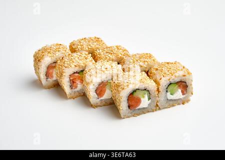 Acht Sushi-Brötchen aus Philadelphia, bedeckt mit gerösteten Sesamsamen, mit frischem Lachs, Frischkäse und Gurkenfüllung, isoliert auf weißem Hintergrund. Stockfoto