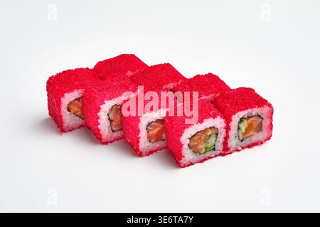 Sechs Sushi-Brötchen, bedeckt mit hellrotem tobiko fliegendem Fischrogen, mit frischem Lachs, Gurke und Frischkäse Füllung, isoliert auf weißem Hintergrund. Ja Stockfoto