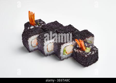 Sechs Sushi-Brötchen, bedeckt mit schwarzem tobiko fliegenden Fischrogen, mit Garnelen- und Avocadofüllung, dekoriert mit Garnelenschwänzen auf der Oberseite, isoliert auf weißem Rücken Stockfoto