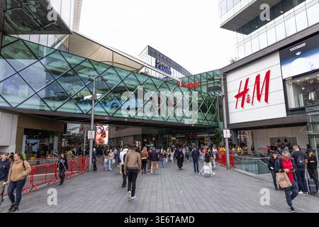 Shopper laufen vor der Westfield Stratford City Mall. London, UK, 30. September 2023 Stockfoto