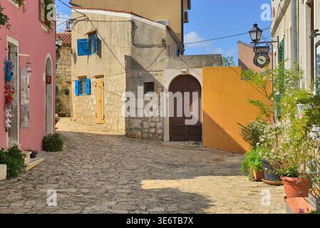 Rovinj in der Innenstadt mit Kopfsteinpflaster und farbenfrohen alten Gebäuden und blauen Fensterläden. Stockfoto